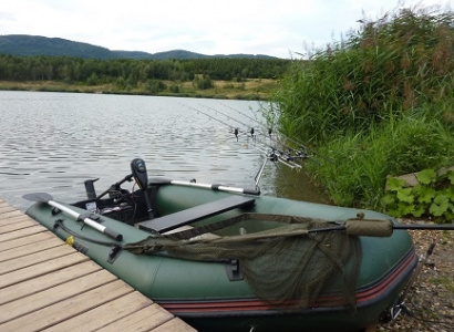 Jezero Dělouš nabízí klidné rybaření